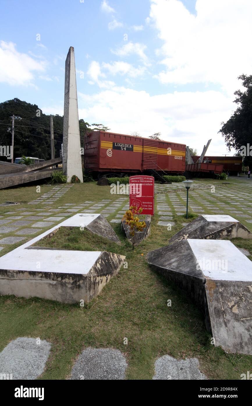 Cuba, Santa Clara, conosciuta come la 'Città dell'eroica guerriglia' dove che Guevara guidò la battaglia per rovesciare la Batista nel 1958 in città una delle azioni chiave fu quando che Guevara utilizzò un apripista per deragliare un treno corazzato. Il monumento di Tren Blindado ricrea la scena utilizzando le carrozze originali Foto Stock