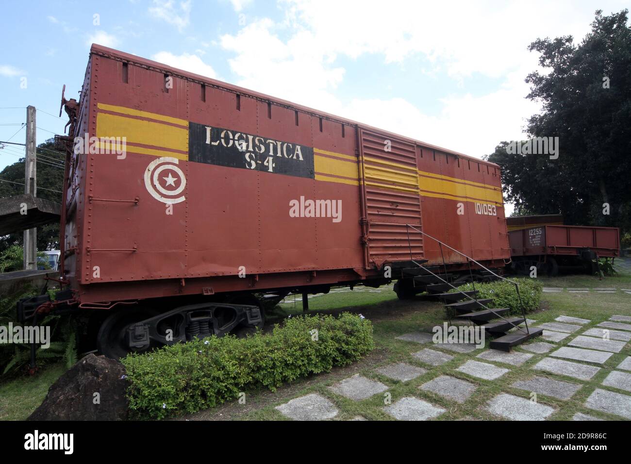Cuba, Santa Clara, conosciuta come la 'Città dell'eroica guerriglia' dove che Guevara guidò la battaglia per rovesciare la Batista nel 1958 in città una delle azioni chiave fu quando che Guevara utilizzò un apripista per deragliare un treno corazzato. Il monumento di Tren Blindado ricrea la scena utilizzando le carrozze originali Foto Stock