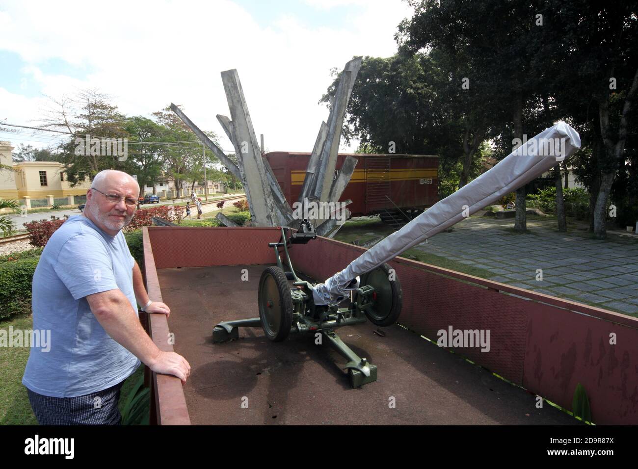 Cuba, Santa Clara, conosciuta come la "Città della guerriglia eroica" dove che Guevara guidò la battaglia per rovesciare il Batista nel 1958 nella città una delle azioni chiave fu quando che Guevara usò un apripista toro per deragliare un treno corazzato. Il monumento di Tren Blindado ricrea la scena utilizzando le carrozze originali. Un turista britannico guarda una delle carrozze blindate Foto Stock