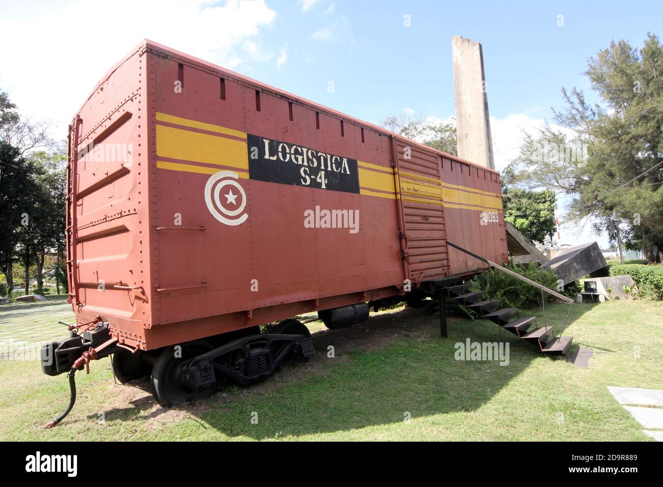 Cuba, Santa Clara, conosciuta come la 'Città dell'eroica guerriglia' dove che Guevara guidò la battaglia per rovesciare la Batista nel 1958 in città una delle azioni chiave fu quando che Guevara utilizzò un apripista per deragliare un treno corazzato. Il monumento di Tren Blindado ricrea la scena utilizzando le carrozze originali Foto Stock