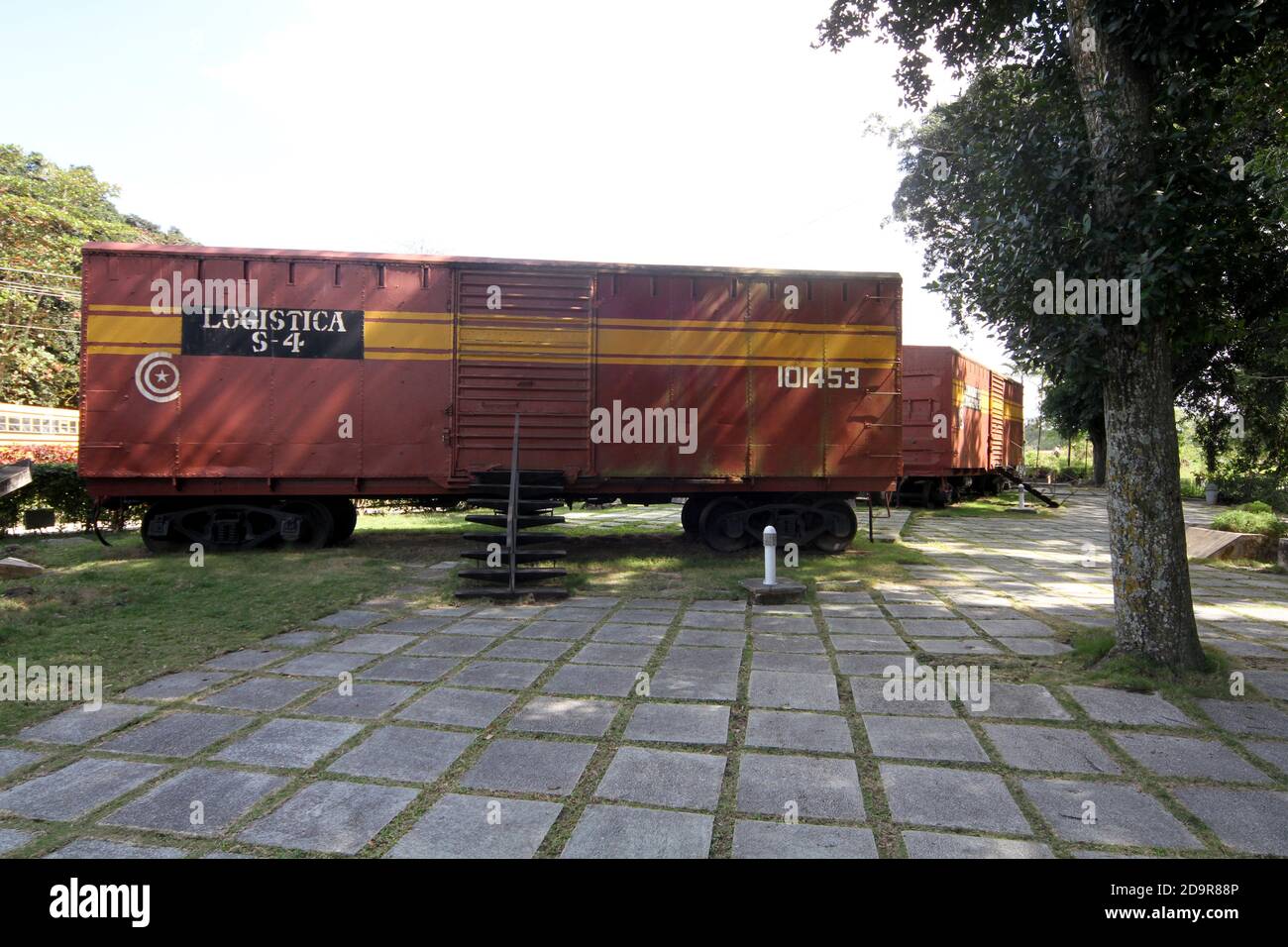 Cuba, Santa Clara, conosciuta come la 'Città dell'eroica guerriglia' dove che Guevara guidò la battaglia per rovesciare la Batista nel 1958 in città una delle azioni chiave fu quando che Guevara utilizzò un apripista per deragliare un treno corazzato. Il monumento di Tren Blindado ricrea la scena utilizzando le carrozze originali Foto Stock