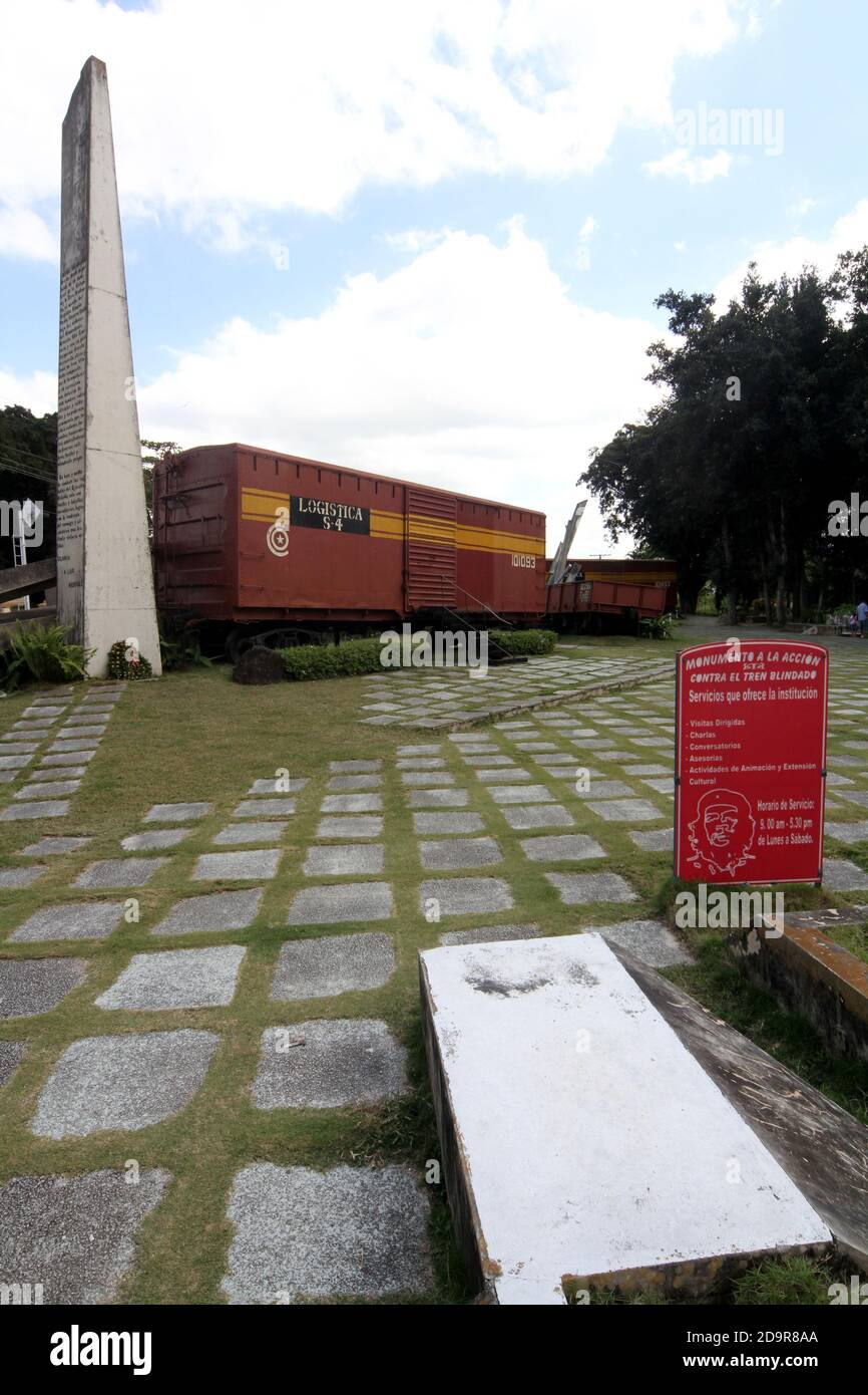 Cuba, Santa Clara, conosciuta come la 'Città dell'eroica guerriglia' dove che Guevara guidò la battaglia per rovesciare la Batista nel 1958 in città una delle azioni chiave fu quando che Guevara utilizzò un apripista per deragliare un treno corazzato. Il monumento di Tren Blindado ricrea la scena utilizzando le carrozze originali Foto Stock