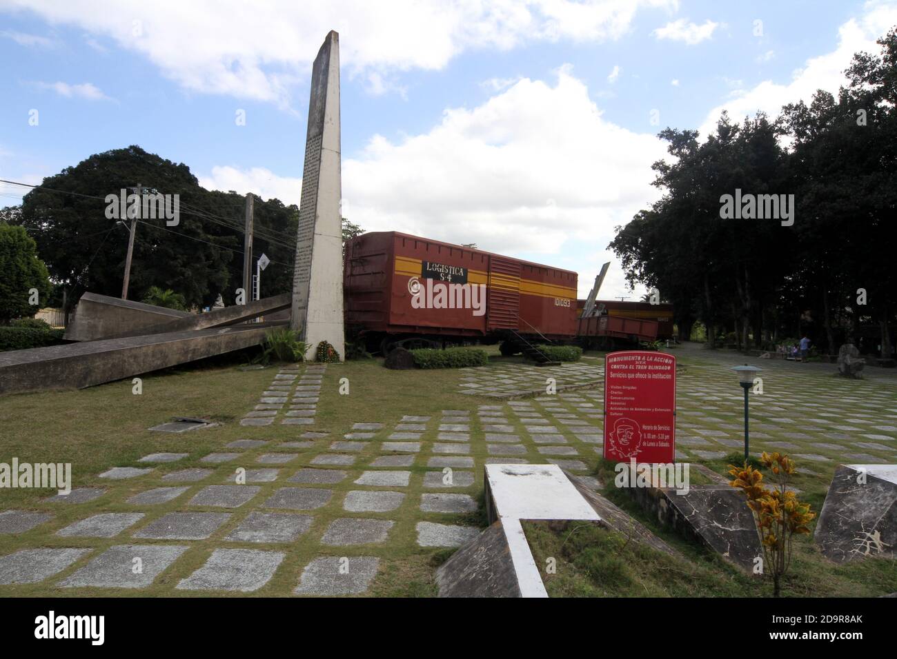 Cuba, Santa Clara, conosciuta come la 'Città dell'eroica guerriglia' dove che Guevara guidò la battaglia per rovesciare la Batista nel 1958 in città una delle azioni chiave fu quando che Guevara utilizzò un apripista per deragliare un treno corazzato. Il monumento di Tren Blindado ricrea la scena utilizzando le carrozze originali Foto Stock