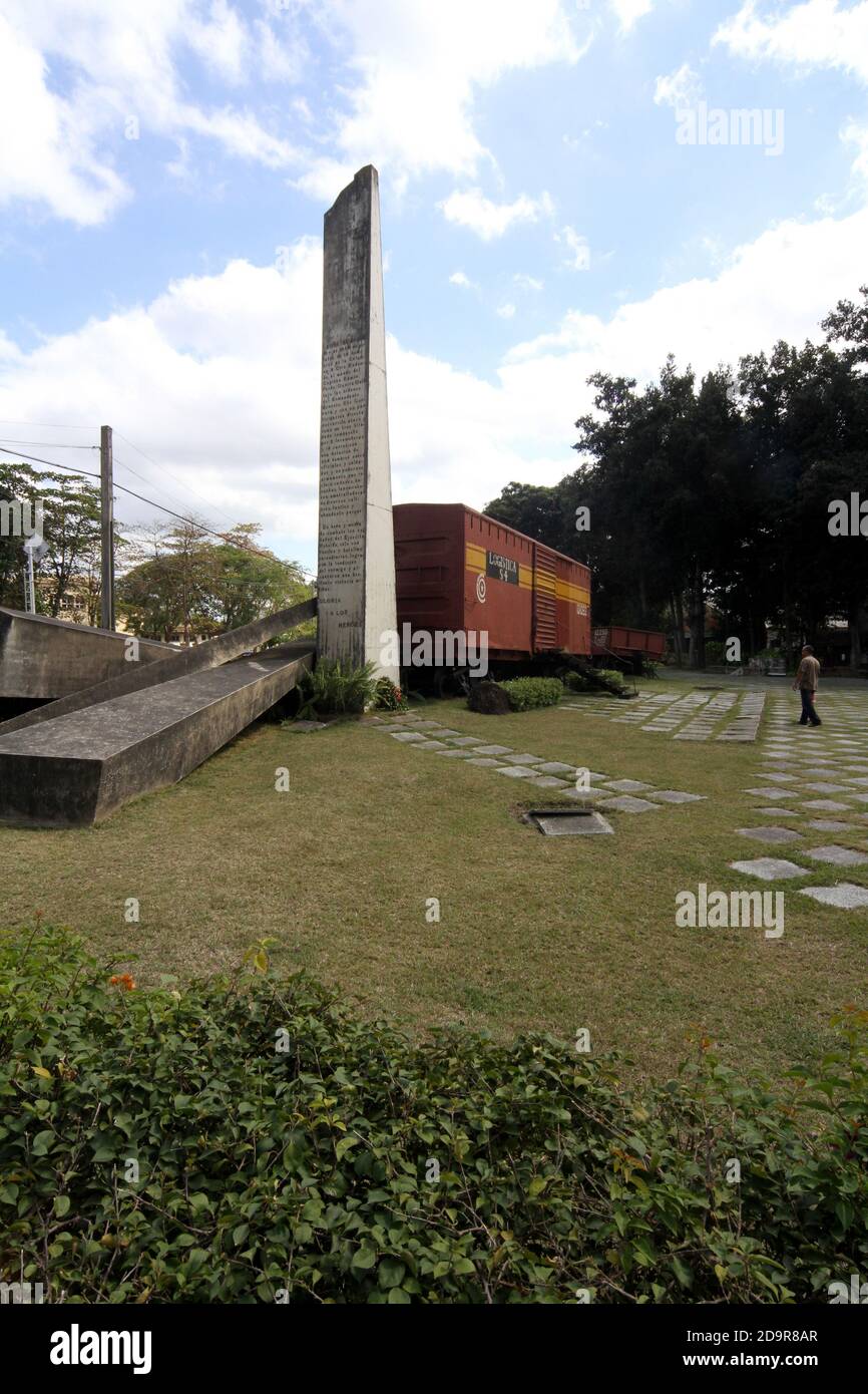 Cuba, Santa Clara, conosciuta come la 'Città dell'eroica guerriglia' dove che Guevara guidò la battaglia per rovesciare la Batista nel 1958 in città una delle azioni chiave fu quando che Guevara utilizzò un apripista per deragliare un treno corazzato. Il monumento di Tren Blindado ricrea la scena utilizzando le carrozze originali Foto Stock