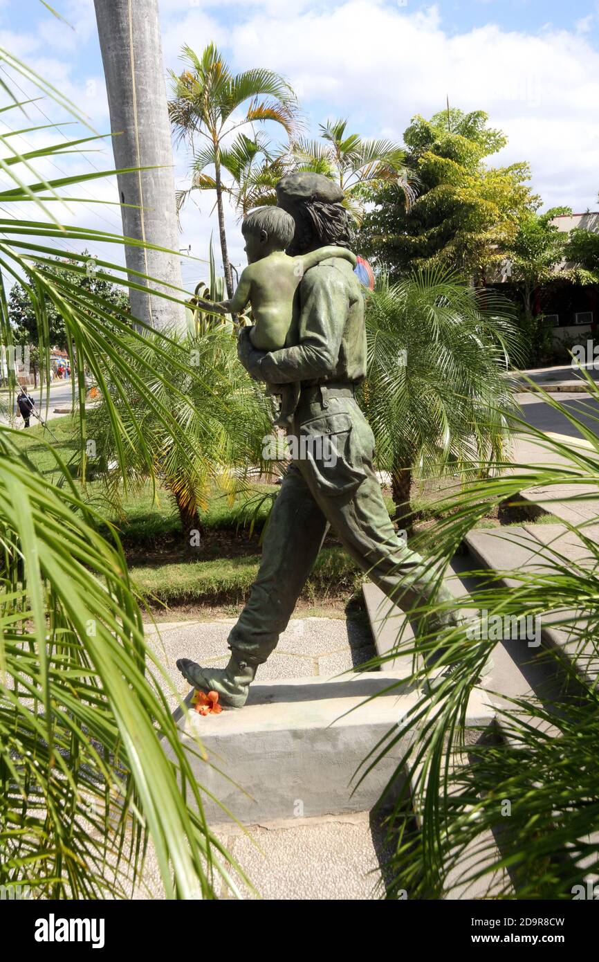 Cuba, Santa Clara, la statua che Guevara con un bambino conosciuto come la 'Città dell'eroica guerriglia' che Guevara condusse la battaglia per rovesciare la Batista nel 1958 Foto Stock