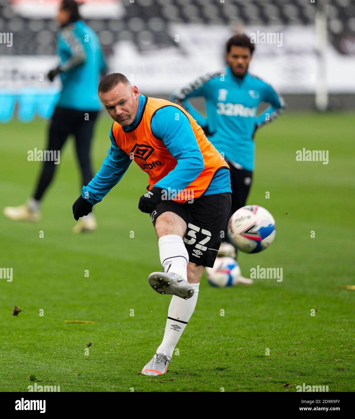 Pride Park, Derby, East Midlands. 7 Nov 2020. Campionato di calcio inglese della Lega di calcio, contea di Derby contro Barnsley; Wayne Rooney della contea di Derby che prende colpi di pratica al gol durante il riscaldamento pre-partita Credit: Action Plus Sports/Alamy Live News Foto Stock