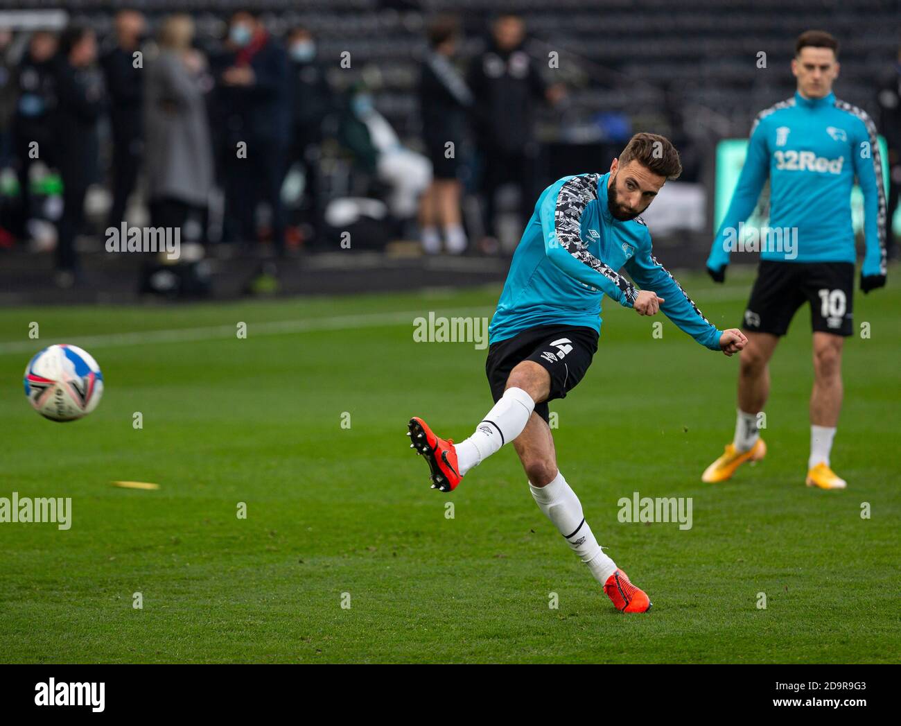 Pride Park, Derby, East Midlands. 7 Nov 2020. Campionato di calcio inglese della Lega di calcio, contea di Derby contro Barnsley; Graeme Shinie della contea di Derby che prende colpi di pratica al gol durante il riscaldamento pre-partita Credit: Action Plus Sports/Alamy Live News Foto Stock