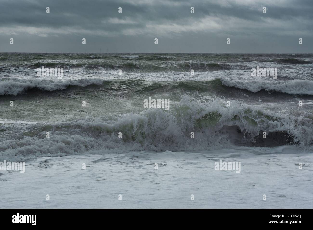 Onde marine tempestose, Manica, Regno Unito Foto Stock