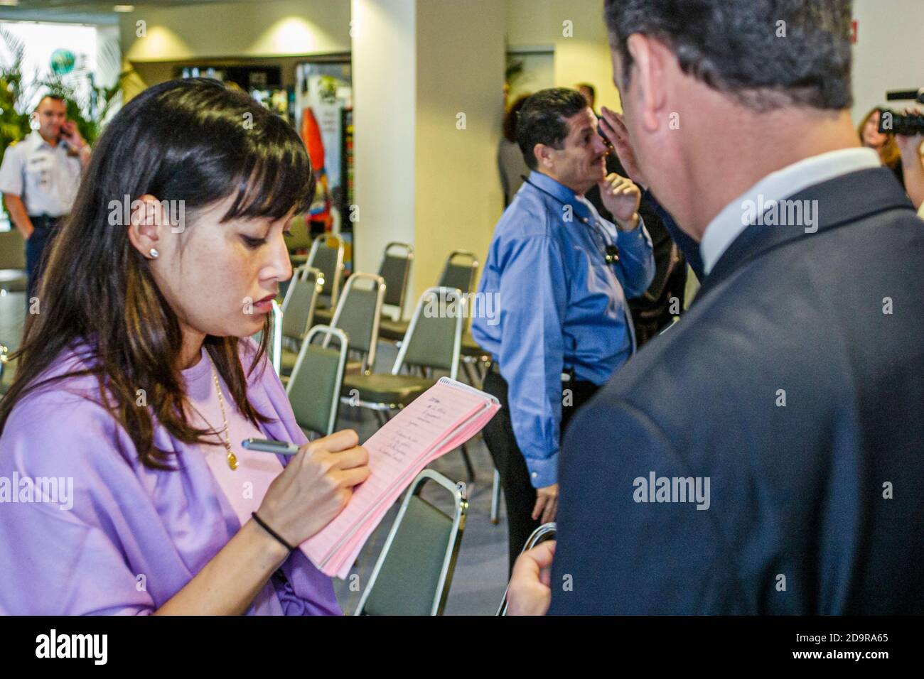 Florida Port of Miami Dipartimento di Homeland sicurezza conferenza stampa pubblico ufficiale intervistato risposte rispondere domande media reporter, donna fe Foto Stock