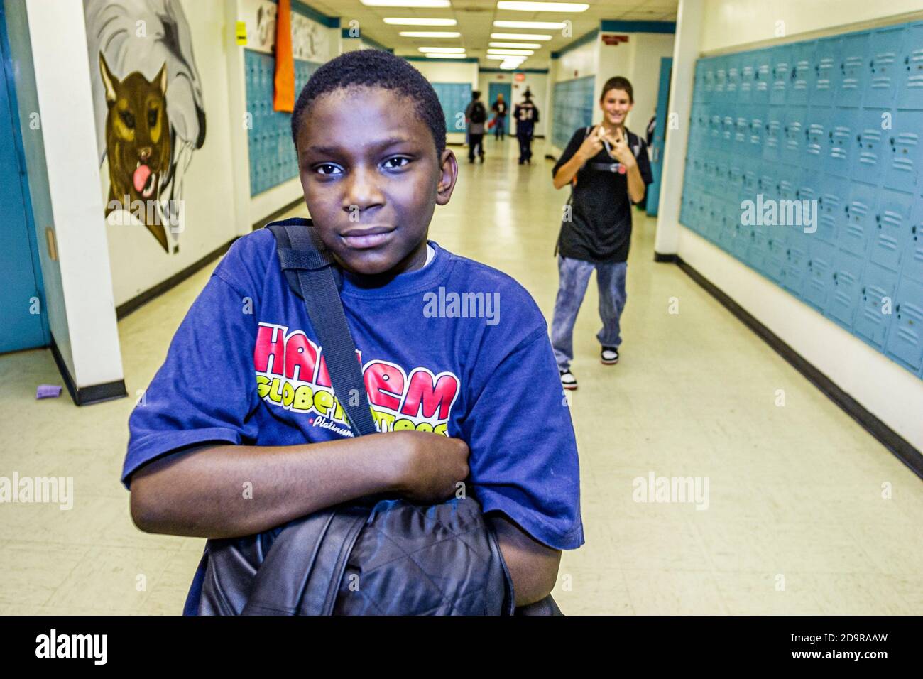Miami Florida,Homestead Campbell Drive Middle School,studenti ispanici ragazzo adolescente africano nero,corridoio, Foto Stock