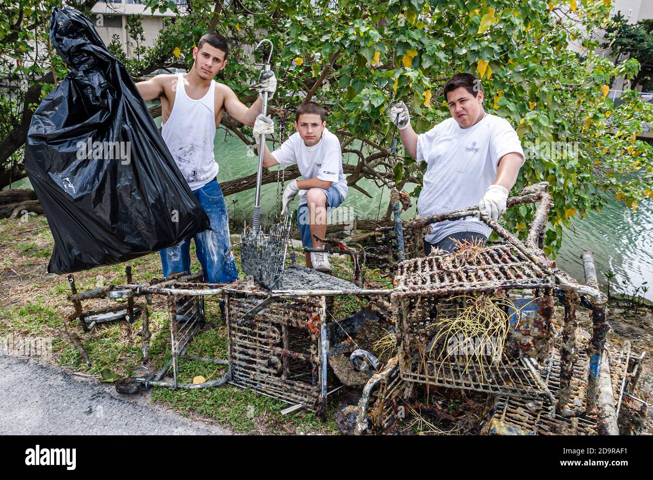 Miami Beach Florida, teen teenager Job Corps volontari, ragazzi ispanici spazzatura spazzatura rifiuti lettiera, pulizia pulizia pulito raccolto Tatum Foto Stock