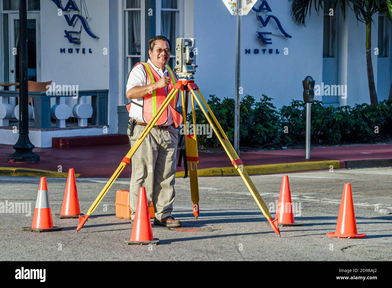 Miami Beach Florida, Ocean Drive, uomo asiatico uomini terra maschile topografo lavoro, Foto Stock