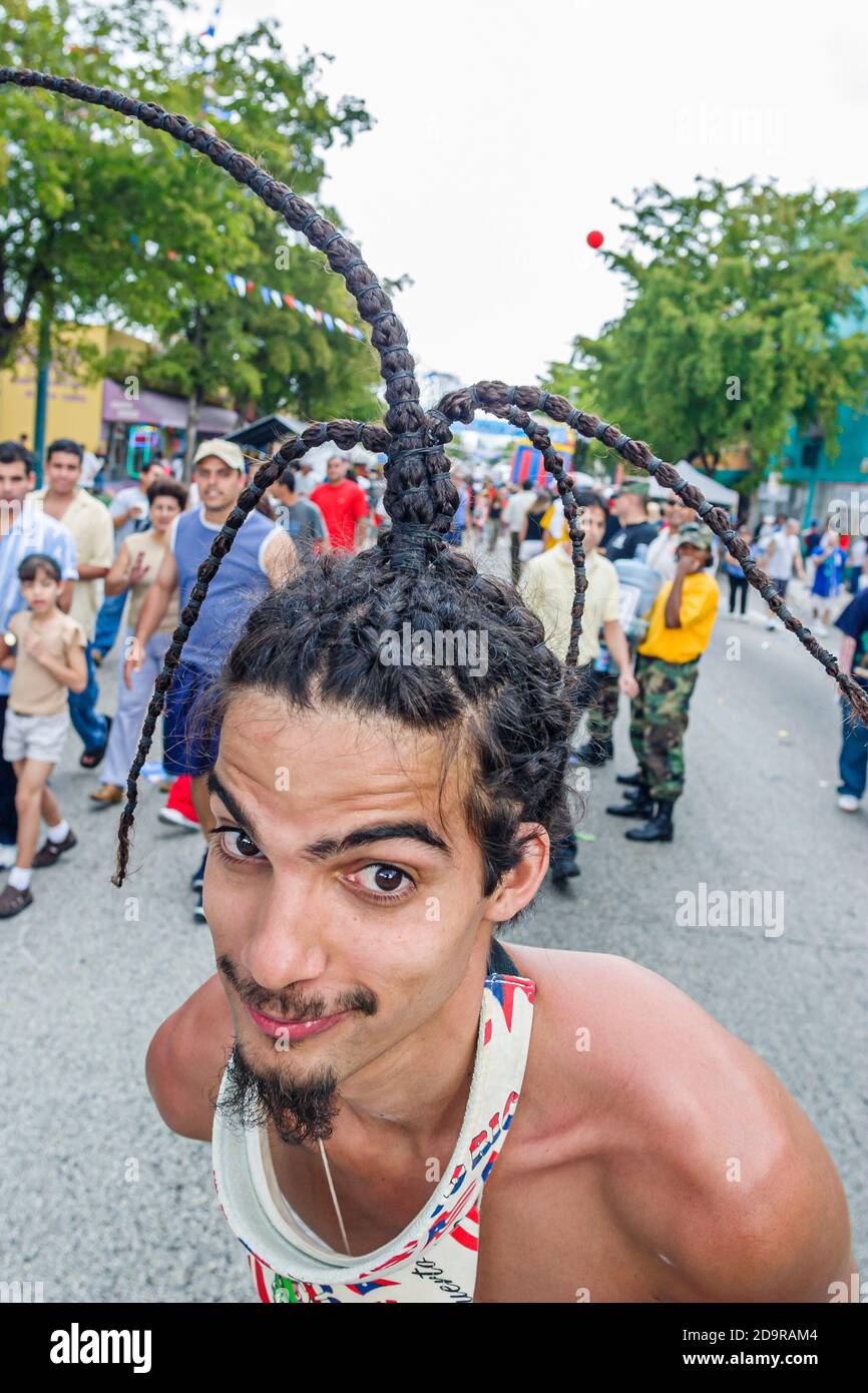 Miami Florida,Little Havana,Calle Ocho Festival,evento annuale uomo ispanico acconciatura insolita, Foto Stock