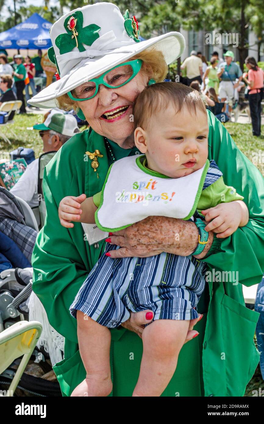 Miami Florida, Coral Gables Ponce Circle Park, St Patrick's Day Festival annuale cultura irlandese tradizione indossando nonna verde anziana donna femmina h Foto Stock