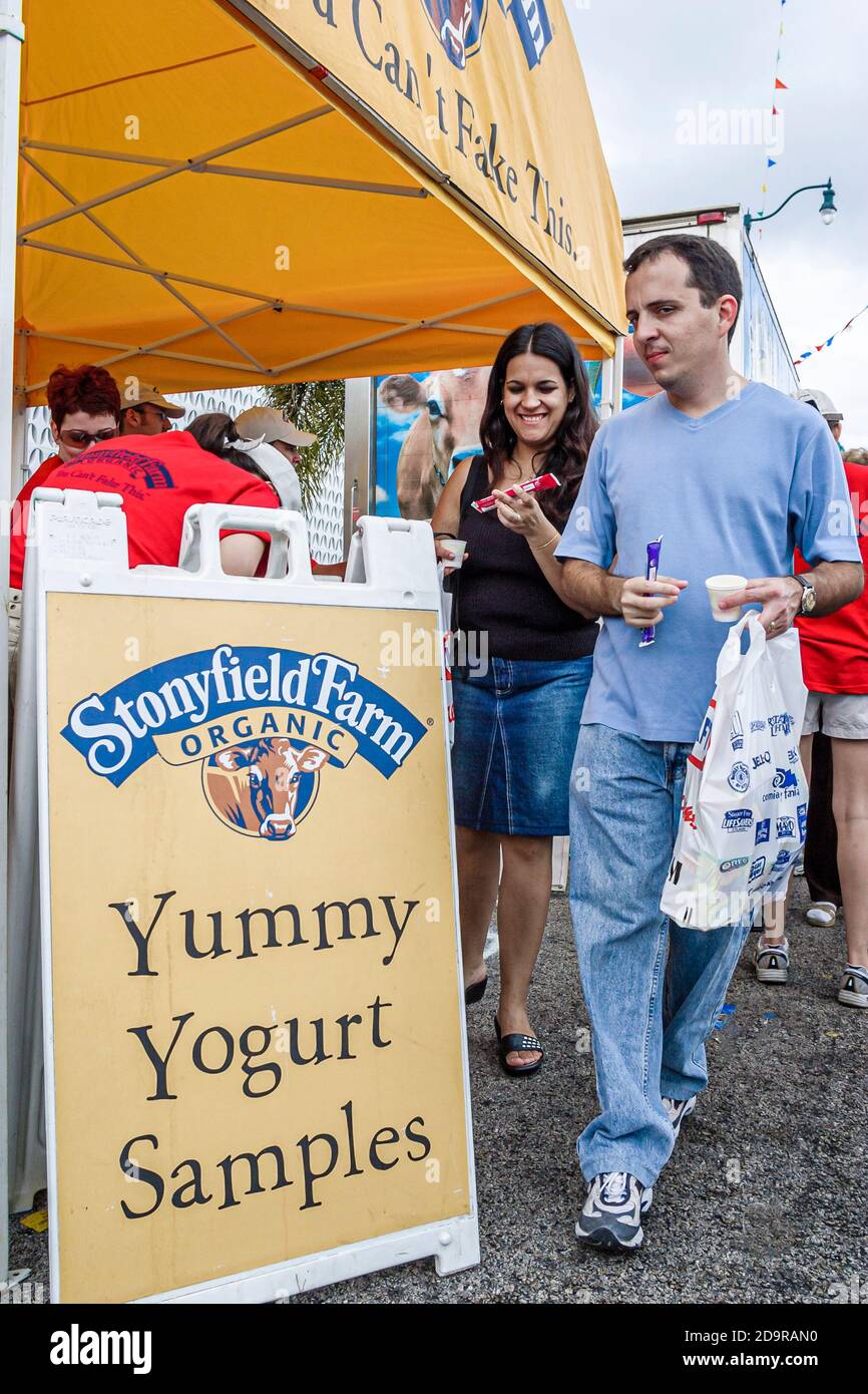 Miami Florida,Little Havana,Calle Ocho Festival,evento annuale gratuito campioni di prodotto Yummy yogurt,Stonyfield Farm biologico ispanico uomo donna, Foto Stock