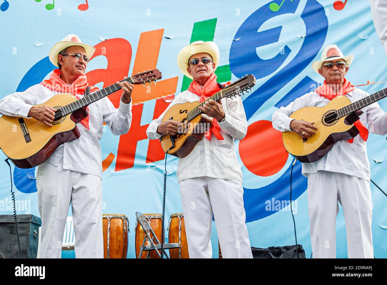 Miami Florida,Little Havana,Calle Ocho Festival,evento annuale immigrato ispanico dominicano artisti uomo musicisti, suonare chitarre sta Foto Stock