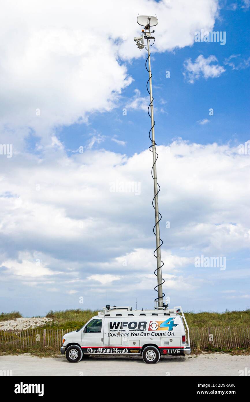 Miami Beach Florida, Lummus Park, stazione TV locale torre di radiodiffusione mobile, News Vehicle van CBS WFOR, Foto Stock