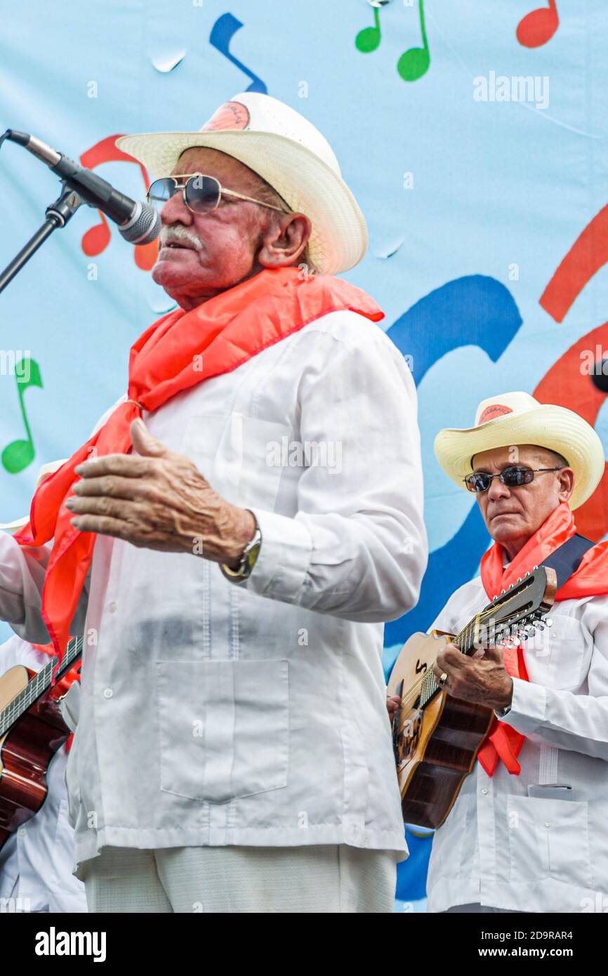 Miami Florida,Little Havana,Calle Ocho Festival,evento annuale l'uomo ispanico canta cantare cantare esibirsi palcoscenico, Foto Stock