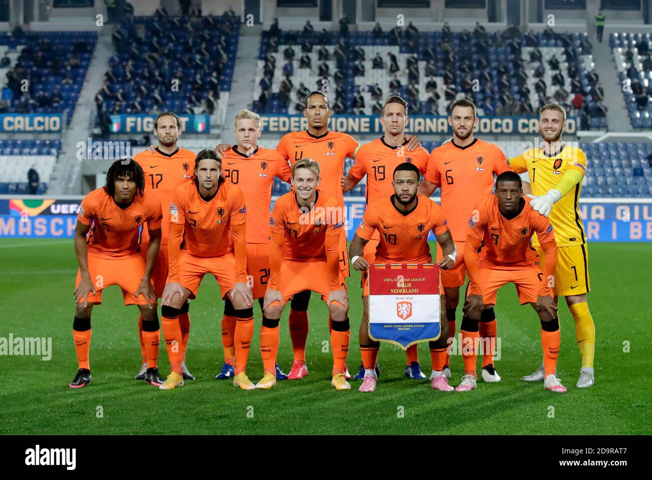 BERGAMO, 14-10-2020, football, UEFA Nations League, stagione 2020 / 2021, Indietro riga: (L-R) Daley Blind of Holland, Donny van de Beek of Holland, Virgil van Dijk of Holland, Luuk de Jong of Holland, Stefan de Vrij of Holland, Jasper Cillessen of Holland prima fila: (L-R) Nathan Ake d'Olanda, Hans Hateboer d'Olanda, Frenkie de Jong d'Olanda, Memphis Depay d'Olanda, Georginio Wijnaldum d'Olanda, teamphoto Foto Stock