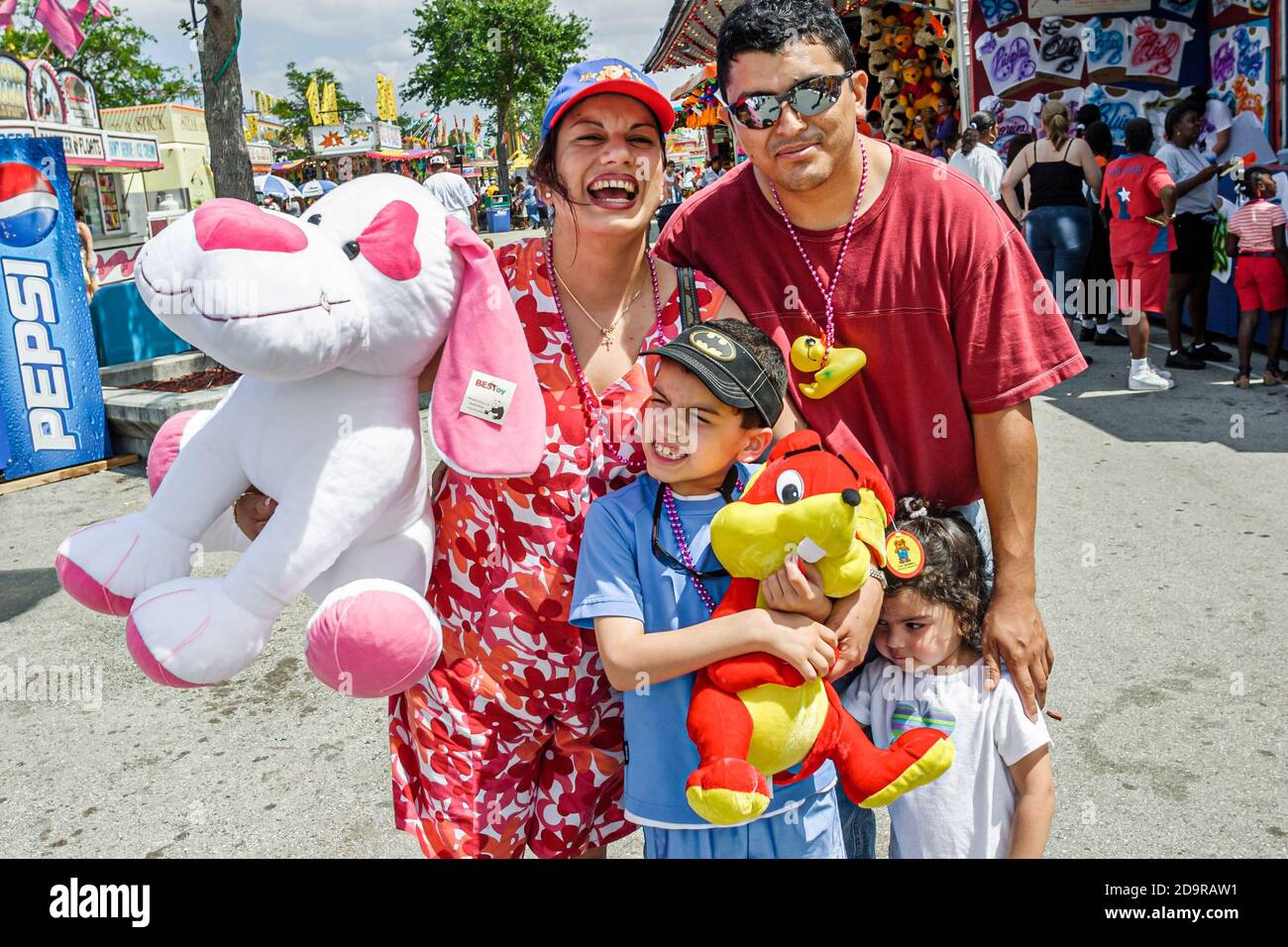 Miami Florida, fiera ed esposizione della contea di Dade, evento annuale carnevale Midway giochi premi animali ripieni, famiglia ispanica genitori figli padre madre, Foto Stock