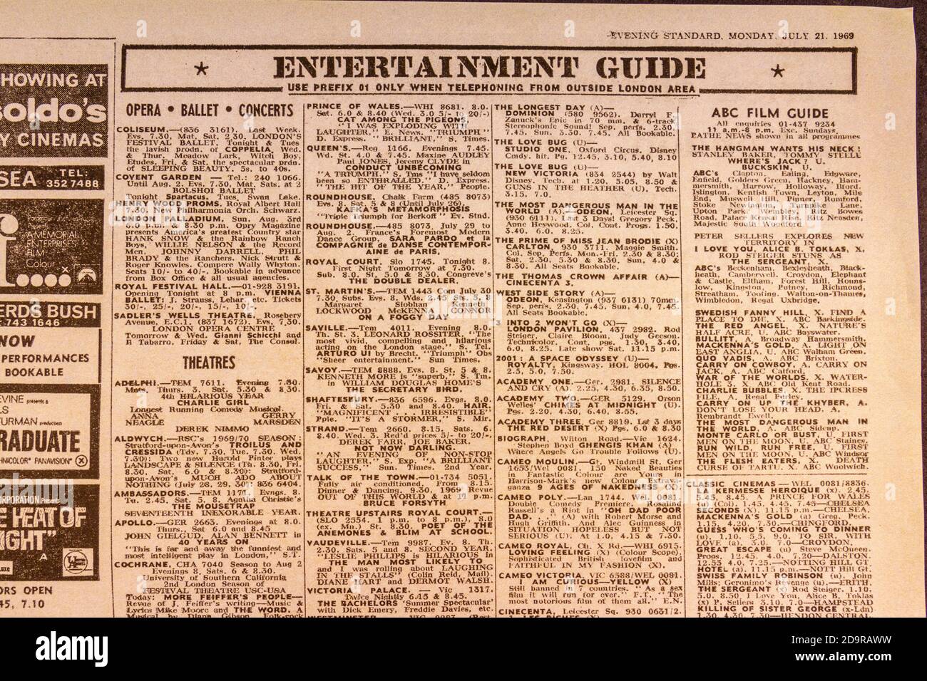 Guida di intrattenimento per i teatri del West End di Londra, giornale souvenir serale standard (replica) per gli sbarchi della Luna dell'Apollo 11 il 21 luglio 1969. Foto Stock