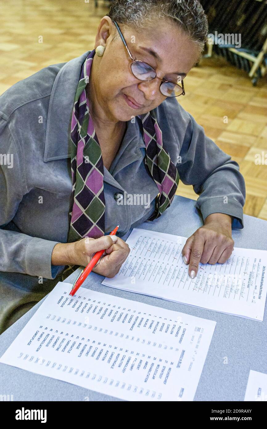 Miami Florida,Dade Monroe County Spelling Bee,concorso annuale insegnanti insegnanti giudice giudici punteggio test esame scritto, Black African Wom Foto Stock