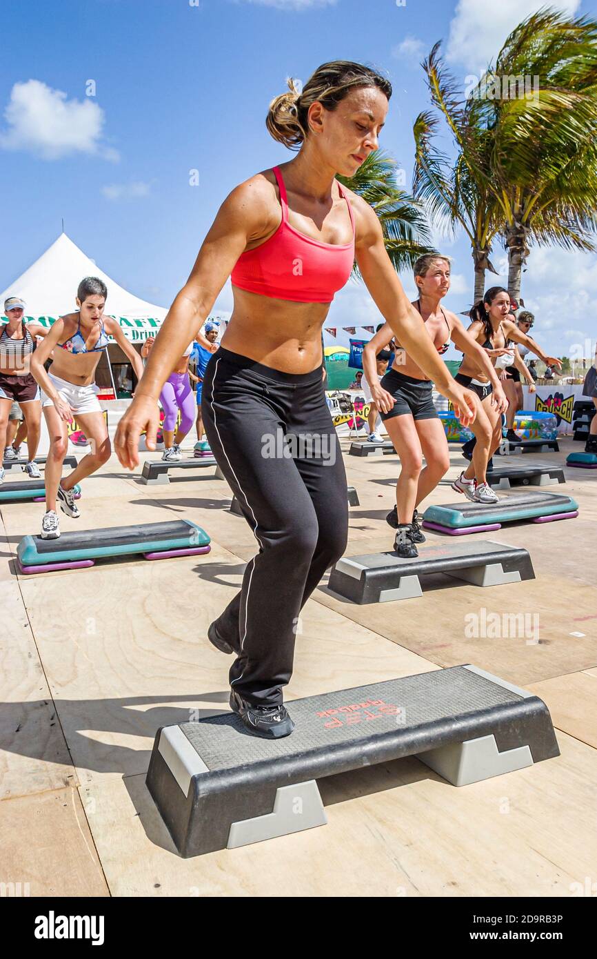 Miami Beach Florida, Ocean Drive, Lummus Park, Fitness Festival, allenamento, donna ispanica femminile fit, Foto Stock