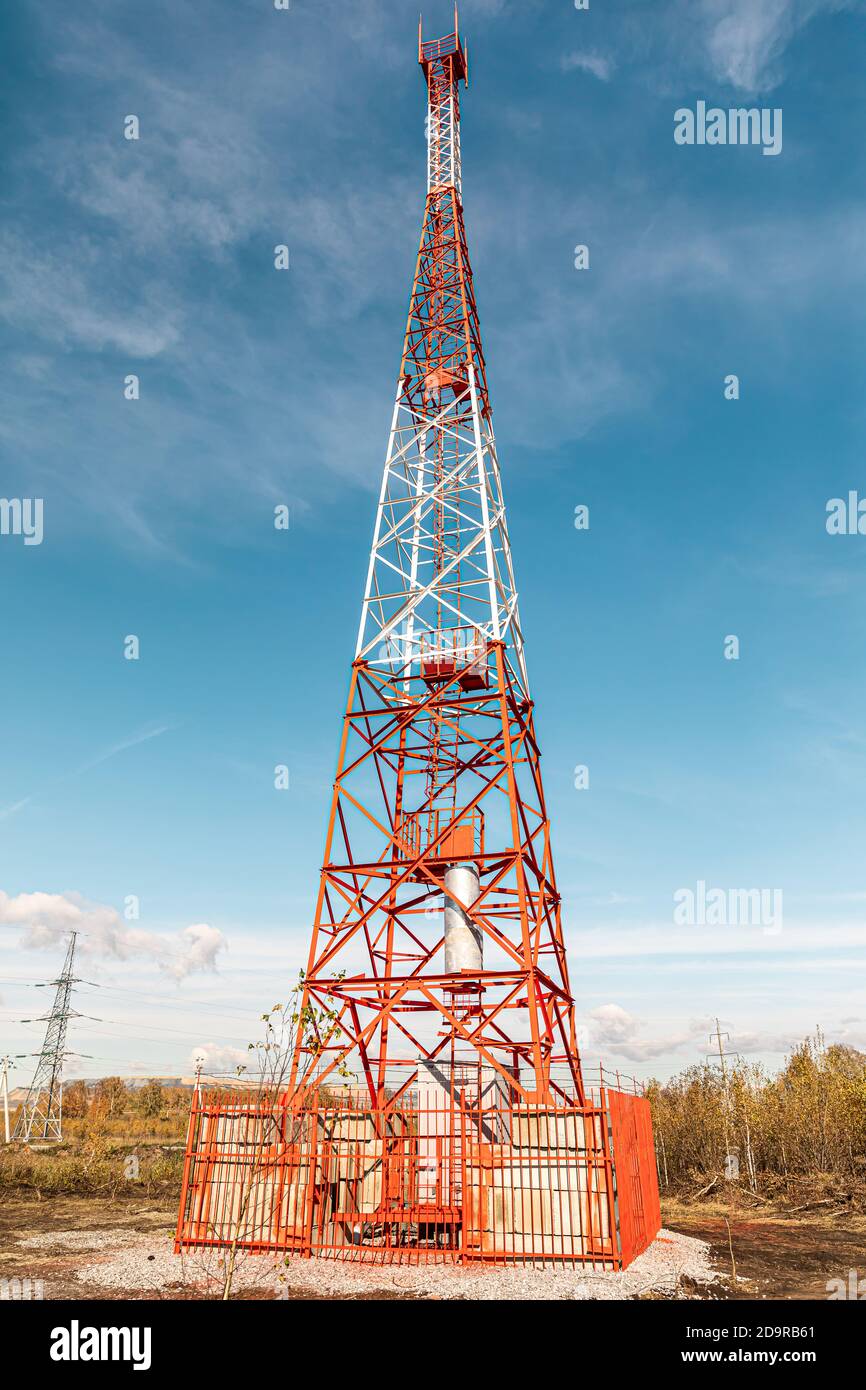 Nuova antenna per telecomunicazioni sullo sfondo del cielo blu nella foresta. Satellite dish Telecom Network presso la rete di tecnologia di comunicazione. Telecomunicazioni Foto Stock