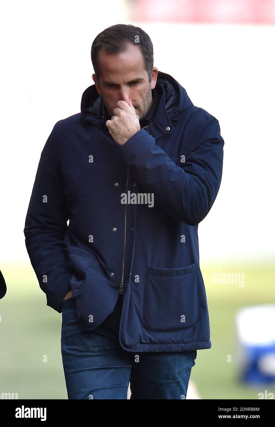 Magonza, Germania. 07 novembre 2020. Calcio: Bundesliga, FSV Mainz 05 - FC Schalke 04, 7° incontro. L'allenatore di Schalke Manuel Baum arriva allo stadio. Credit: Torsten Silz/dpa - NOTA IMPORTANTE: In conformità con le norme del DFL Deutsche Fußball Liga e del DFB Deutscher Fußball-Bund, è vietato sfruttare o sfruttare nello stadio e/o nel gioco le fotografie scattate sotto forma di sequenze di immagini e/o serie di foto di tipo video./dpa/Alamy Live News Foto Stock