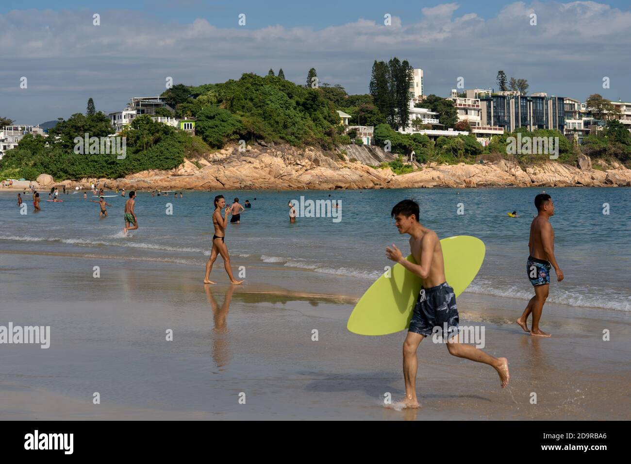 Un uomo visto con la sua tavola da surf a Shek o spiaggia nel primo fine settimana dopo la riapertura delle spiagge pubbliche.mentre l'epidemia di Coronavirus Covid-19 a Hong Kong rallenta, il governo ha annunciato la riapertura delle spiagge pubbliche. Le spiagge pubbliche di Hong Kong sono state chiuse dal luglio 2020 come misura preventiva stabilita dal governo per combattere l'epidemia del Coronavirus Covid-19. Foto Stock