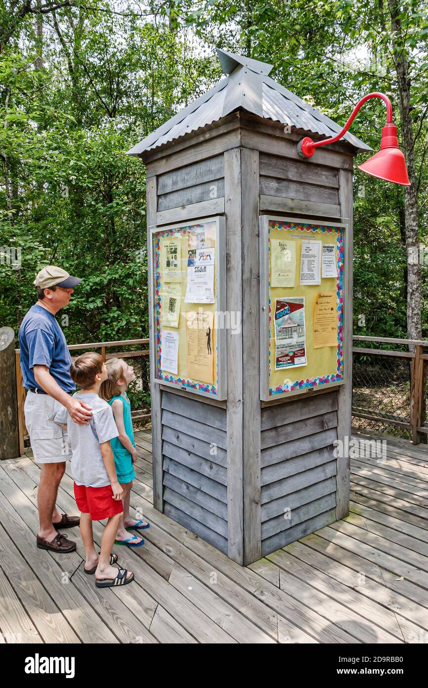 Louisiana St. Tammany Parish Northshore, Tourist & Convention Commission Visitors Center, centro informazioni chiosco padre ragazzo ragazza famiglia guardare r Foto Stock