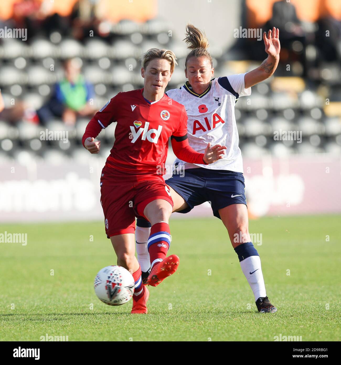 Edgware, Regno Unito. 07 novembre 2020. Jess Fishlock of Reading FC Women è sfidato da Rianna Dean of Spurs Women durante la partita fa Women's Super League 1 tra Spurs Women e Reading Ladies all'Hive Stadium, Edgware, Inghilterra, il 7 novembre 2020. Foto di Ken Sparks. Solo per uso editoriale, è richiesta una licenza per uso commerciale. Nessun utilizzo nelle scommesse, nei giochi o nelle pubblicazioni di un singolo club/campionato/giocatore. Credit: UK Sports Pics Ltd/Alamy Live News Foto Stock Edgware, Regno Unito. 07 novembre 2020. Jess Fishlock of Reading FC Women è sfidato da Rianna Dean of Spurs Women durante la partita fa Women's Super League 1 tra Spurs Women e Reading Ladies all'Hive Stadium, Edgware, Inghilterra, il 7 novembre 2020. Foto di Ken Sparks. Solo per uso editoriale, è richiesta una licenza per uso commerciale. Nessun utilizzo nelle scommesse, nei giochi o nelle pubblicazioni di un singolo club/campionato/giocatore. Credit: UK Sports Pics Ltd/Alamy Live News Foto Stock