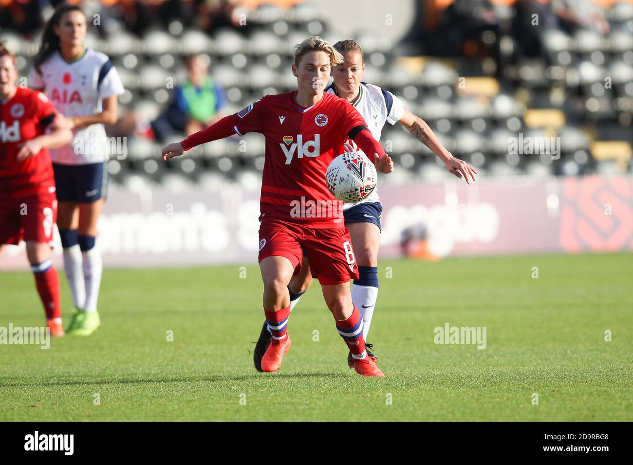 Edgware, Regno Unito. 07 novembre 2020. Jess Fishlock of Reading FC Women è sfidato da Rianna Dean of Spurs Women durante la partita fa Women's Super League 1 tra Spurs Women e Reading Ladies all'Hive Stadium, Edgware, Inghilterra, il 7 novembre 2020. Foto di Ken Sparks. Solo per uso editoriale, è richiesta una licenza per uso commerciale. Nessun utilizzo nelle scommesse, nei giochi o nelle pubblicazioni di un singolo club/campionato/giocatore. Credit: UK Sports Pics Ltd/Alamy Live News Foto Stock Edgware, Regno Unito. 07 novembre 2020. Jess Fishlock of Reading FC Women è sfidato da Rianna Dean of Spurs Women durante la partita fa Women's Super League 1 tra Spurs Women e Reading Ladies all'Hive Stadium, Edgware, Inghilterra, il 7 novembre 2020. Foto di Ken Sparks. Solo per uso editoriale, è richiesta una licenza per uso commerciale. Nessun utilizzo nelle scommesse, nei giochi o nelle pubblicazioni di un singolo club/campionato/giocatore. Credit: UK Sports Pics Ltd/Alamy Live News Foto Stock