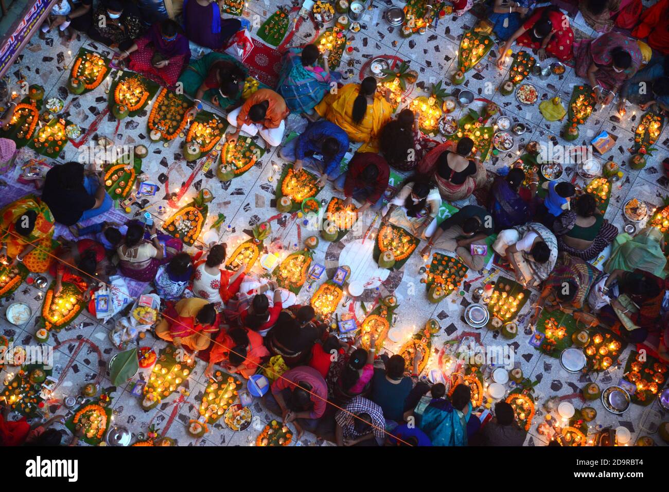 I devoti offrono preghiere al tempio Shri Shri Lokanath Brahmachari Ashram durante il festival di digiuno religioso indù di 'Rakher Upobash' a Dhaka. Foto Stock I devoti offrono preghiere al tempio Shri Shri Lokanath Brahmachari Ashram durante il festival di digiuno religioso indù di 'Rakher Upobash' a Dhaka. Foto Stock