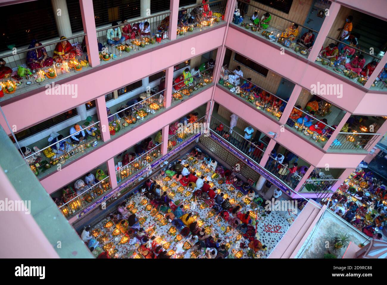 I devoti offrono preghiere al tempio Shri Shri Lokanath Brahmachari Ashram durante il festival di digiuno religioso indù di 'Rakher Upobash' a Dhaka. Foto Stock I devoti offrono preghiere al tempio Shri Shri Lokanath Brahmachari Ashram durante il festival di digiuno religioso indù di 'Rakher Upobash' a Dhaka. Foto Stock