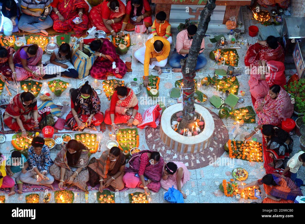 I devoti offrono preghiere al tempio Shri Shri Lokanath Brahmachari Ashram durante il festival di digiuno religioso indù di 'Rakher Upobash' a Dhaka. Foto Stock I devoti offrono preghiere al tempio Shri Shri Lokanath Brahmachari Ashram durante il festival di digiuno religioso indù di 'Rakher Upobash' a Dhaka. Foto Stock