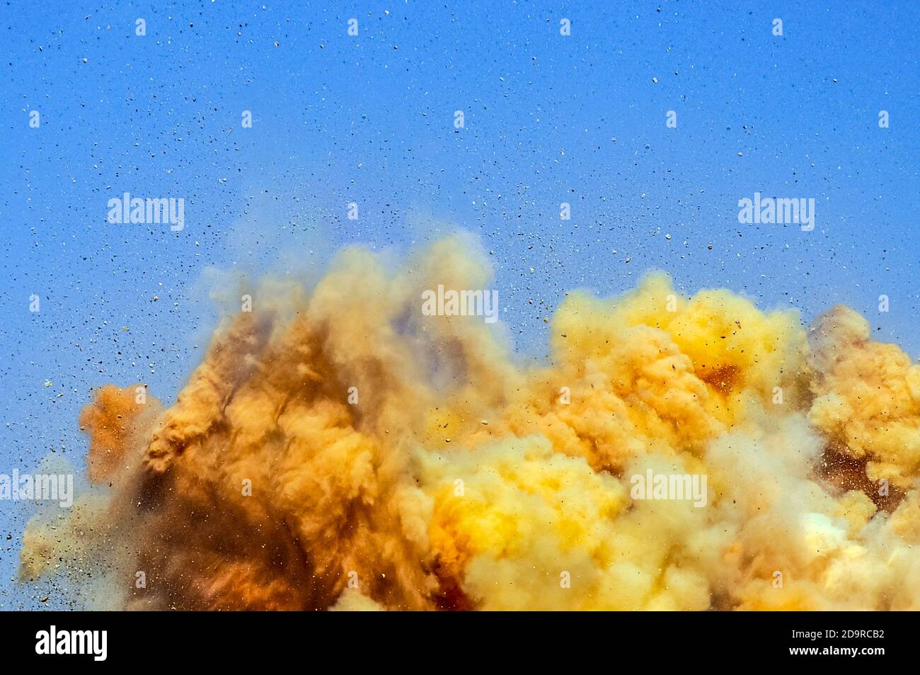 Nuvole di polvere dopo l'esplosione del detonatore sul cantiere Foto Stock