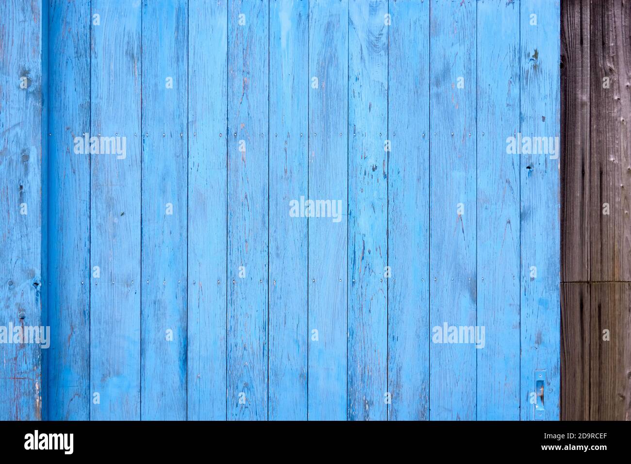 Porta di legno in una vecchia casa, blu Foto Stock