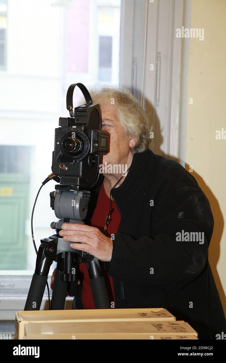 Filmregisseurin Annik Leroy bei Dreharbeiten zu einem Dokumentarfilm in Görlitz am 07.11.2020 Foto Stock