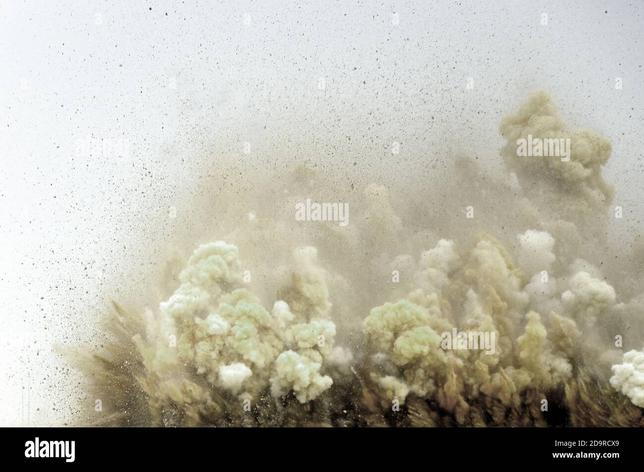 Particelle di roccia volanti durante l'esplosione del detonatore sul sito minerario Foto Stock