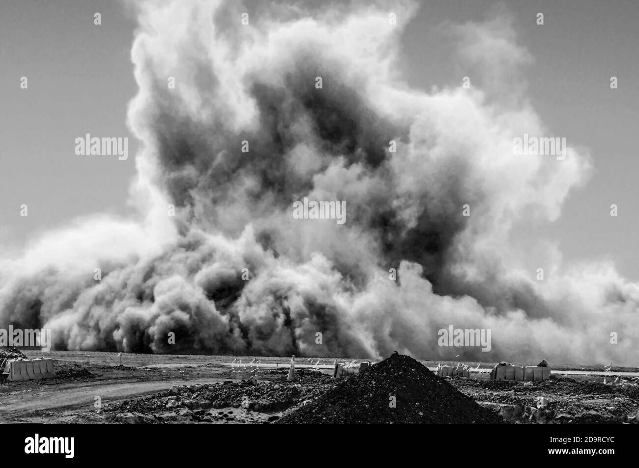 Nuvole di polvere dopo l'brillamento del detonatore sul sito minerario Foto Stock