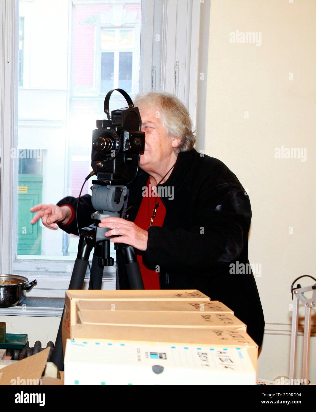 Filmregisseurin Annik Leroy bei Dreharbeiten zu einem Dokumentarfilm in Görlitz am 07.11.2020 Foto Stock