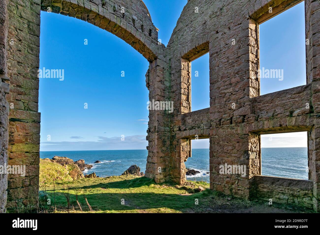 SLAINS CASTLE CRUDEN BAY ABERDEENSHIRE SCOTLAND ROVINE DI UN REMOTO VISTA SUL CASTELLO DEL MARE DEL NORD DALL'INTERNO DELLE CAMERE DEL CASTELLO Foto Stock