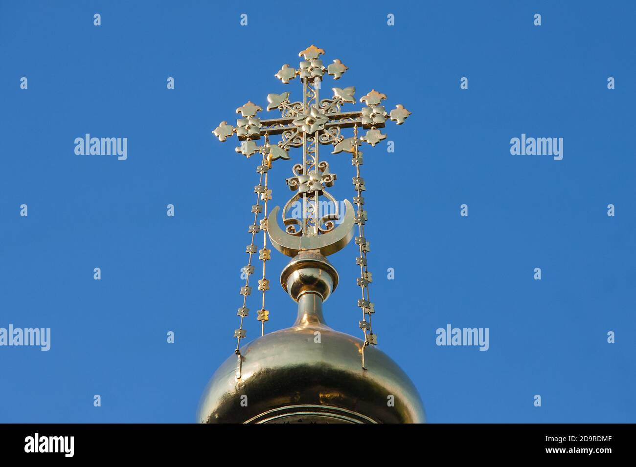 Una croce ortodossa dorata su una cima della chiesa russa. Foto Stock