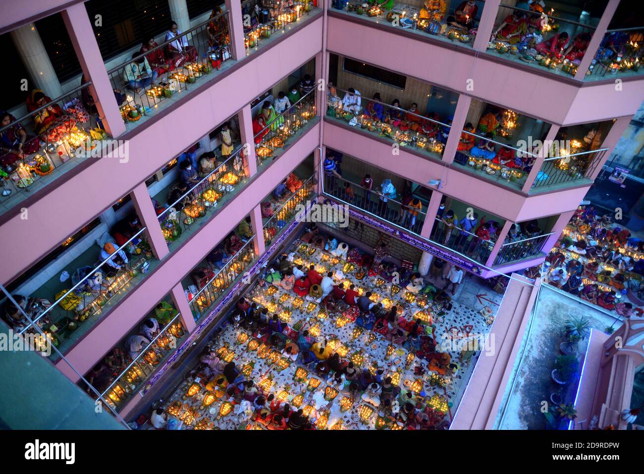 I devoti offrono preghiere al tempio Shri Shri Lokanath Brahmachari Ashram durante il festival di digiuno religioso indù di 'Rakher Upobash' a Dhaka. Foto Stock I devoti offrono preghiere al tempio Shri Shri Lokanath Brahmachari Ashram durante il festival di digiuno religioso indù di 'Rakher Upobash' a Dhaka. Foto Stock
