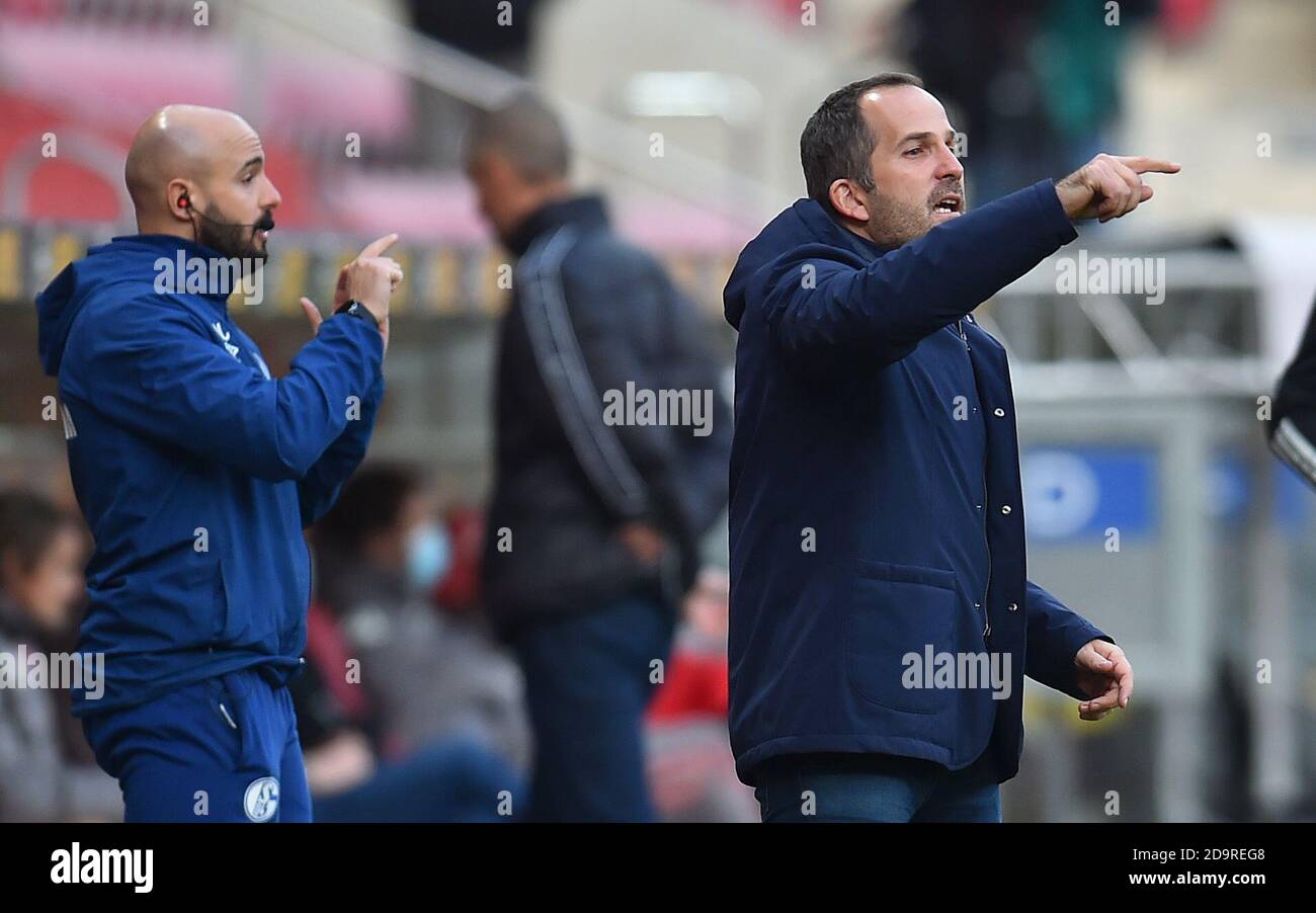 Magonza, Germania. 07 novembre 2020. Calcio: Bundesliga, FSV Mainz 05 - FC Schalke 04, 7° incontro. L'allenatore di Schalke Manuel Baum (r) dà istruzioni dal bordo del campo. Credit: Torsten Silz/dpa - NOTA IMPORTANTE: In conformità con le norme del DFL Deutsche Fußball Liga e del DFB Deutscher Fußball-Bund, è vietato sfruttare o sfruttare nello stadio e/o nel gioco le fotografie scattate sotto forma di sequenze di immagini e/o serie di foto di tipo video./dpa/Alamy Live News Foto Stock