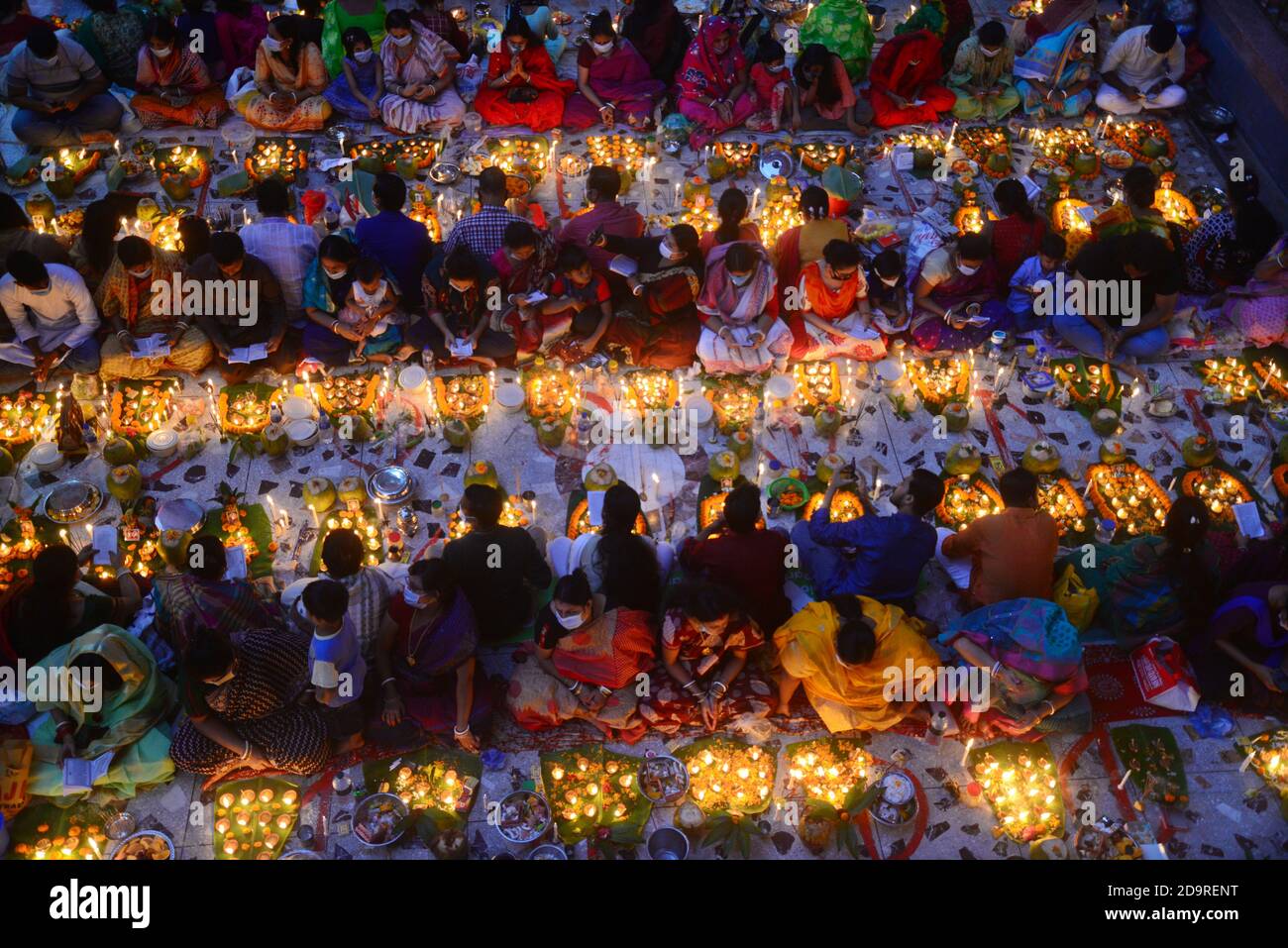 I devoti offrono preghiere al tempio Shri Shri Lokanath Brahmachari Ashram durante il festival di digiuno religioso indù di 'Rakher Upobash' a Dhaka. Foto Stock I devoti offrono preghiere al tempio Shri Shri Lokanath Brahmachari Ashram durante il festival di digiuno religioso indù di 'Rakher Upobash' a Dhaka. Foto Stock