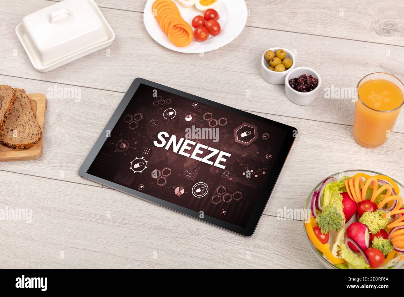 Composizione sana di Tablet PC con iscrizione STARNUTI, sistema immunitario boost concetto Foto Stock