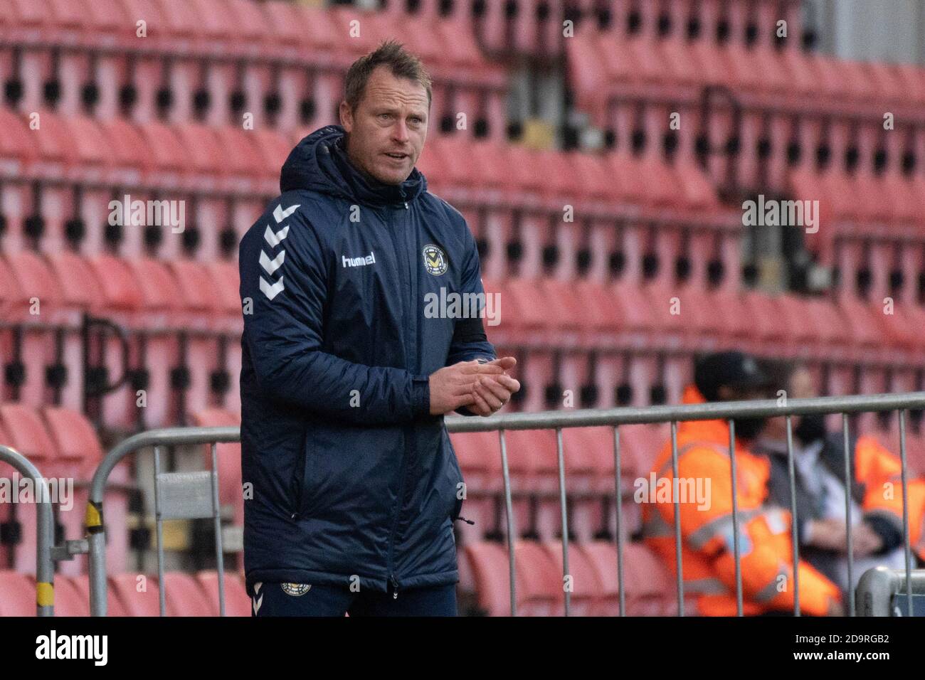 Birkenhead, Regno Unito. 07 novembre 2020. Michael Flynn, il manager della contea di Newport applaude dopo il loro 1 ° obiettivo. Emirates fa Cup, 1° round match, Leyton Orient contro Newport County al Breyer Group Stadium di Leyton, Londra sabato 7 novembre 2020. Questa immagine può essere utilizzata solo per scopi editoriali. Solo per uso editoriale, è richiesta una licenza per uso commerciale. Nessun uso in scommesse, giochi o un singolo club/campionato/giocatore publications.pic by Credit: Andrew Orchard sports photography/Alamy Live News Foto Stock