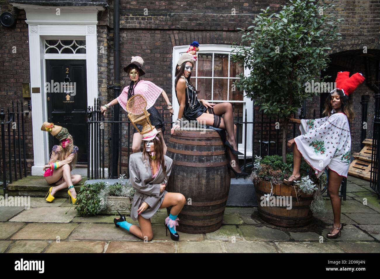 Londra UK 07 novembre 2020 al fine di mantenere le distanze sociali, Pierre Garroudi, ha fatto una passeggiata per le strade di Londra runway show.Paul Quezada-Neiman/Alamy Live News Foto Stock